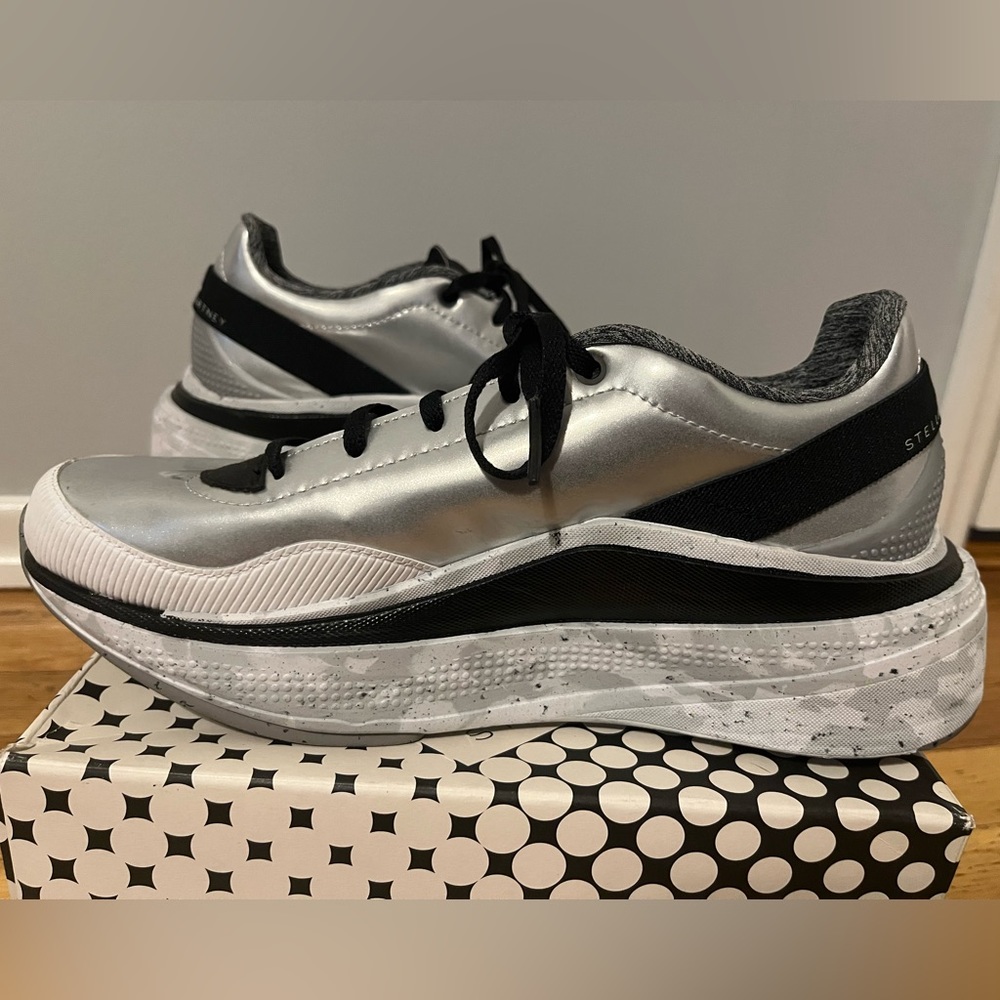 Adidas by Stella McCartney women’s sneakers sz 9.5 worn once like new condition